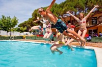 sprung-in-den-pool-4596