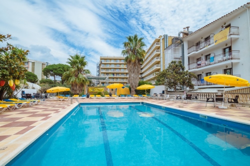 calella-raco-pool-hotelanlage